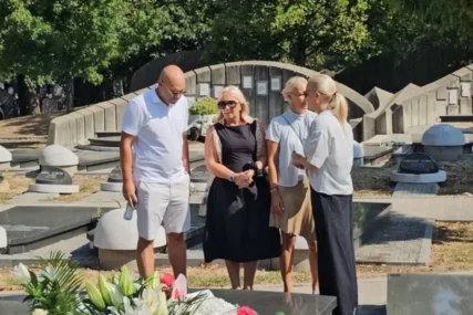 (VIDEO) ŠAULIĆI BI DANAS NAPUNIO 74 GODINE Goca se rasplakala čim je stigla na Šabanov grob, unuka je grli, a pjevačev brat se slomio