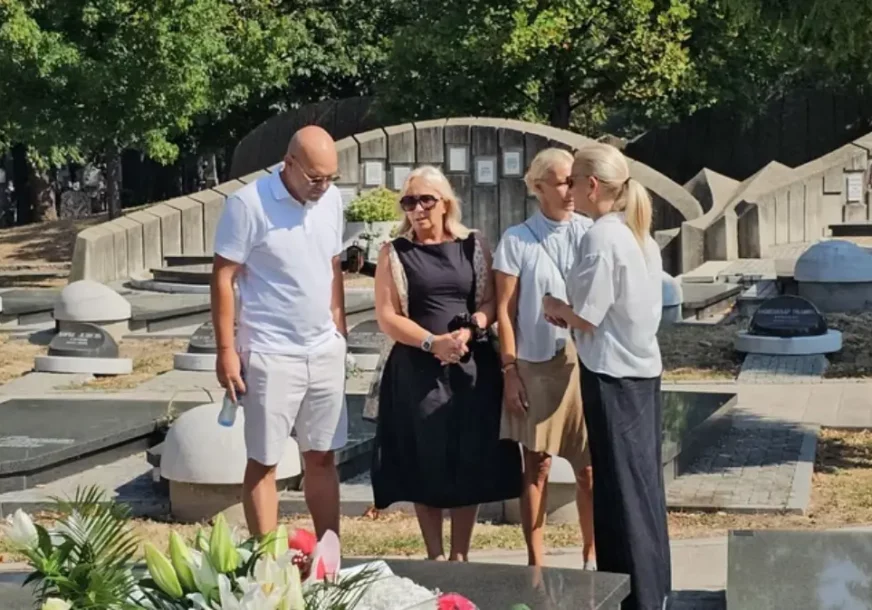 (VIDEO) ŠAULIĆI BI DANAS NAPUNIO 74 GODINE Goca se rasplakala čim je stigla na Šabanov grob, unuka je grli, a pjevačev brat se slomio