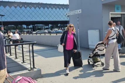 (FOTO) GODINE JOJ NE MOGU NIŠTA Pjevačica ful sređena, sama vuče kofer i ne skida osmjeh sa lica