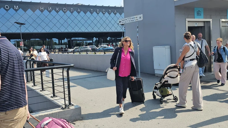 (FOTO) GODINE JOJ NE MOGU NIŠTA Pjevačica ful sređena, sama vuče kofer i ne skida osmjeh sa lica