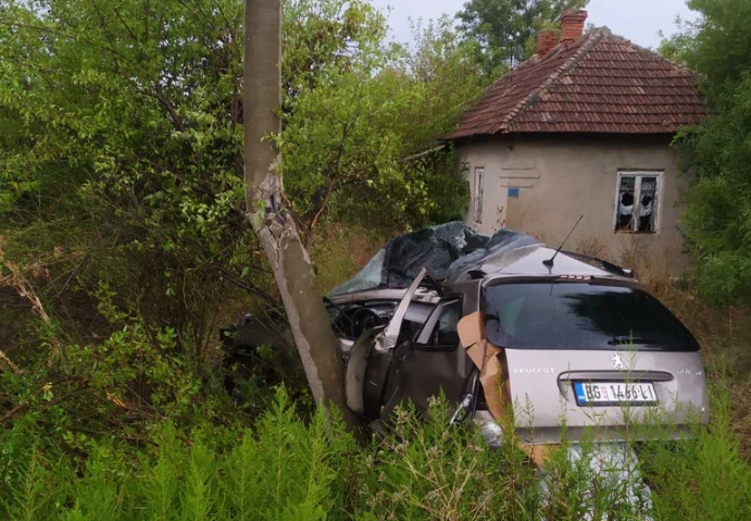 Tinejdžer udario autom u banderu u Barajevu, bori se život