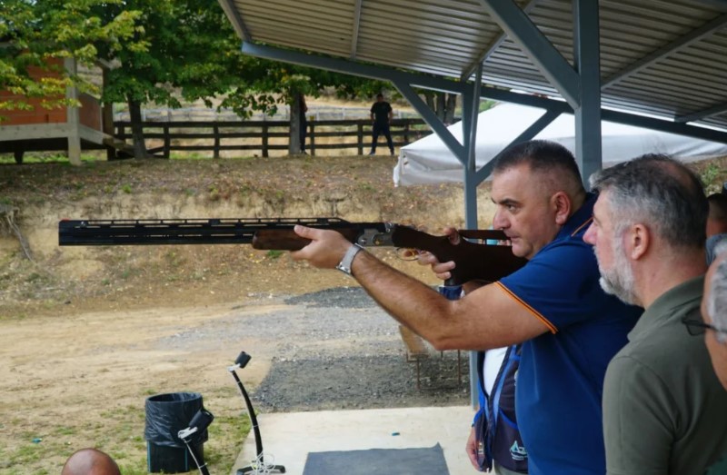 (VIDEO, FOTO) Fer plej i duh zajedništva: Minić i Šeranić gađali glinene golubove u Oštroj Luci