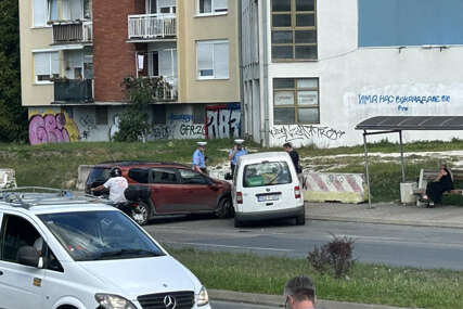 (FOTO) TEŽAK UDES NA ZAPADNOM TRANZITU Vozač automobila povrijeđen u sudaru sa teretnjakom