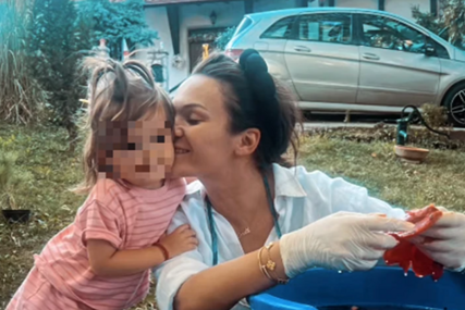 (FOTO) Pjevačica zasukala rukave: Tamara Milutinović stavila kecelju i PRAVI AJVAR, a mala Emili se ne odvaja od nje