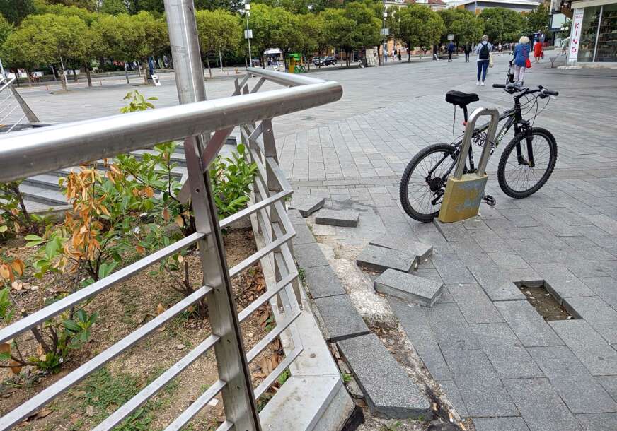 uništene kocke na trgu krajine u banjaluci 
