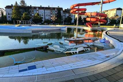 (FOTO) Klupe i ležaljke pretvorene u krš: Vandali izvršili noćni upad u Vodeni park Akvana
