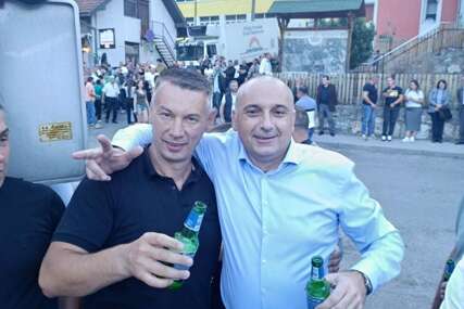 (VIDEO) Nešić i Banjac u Čajniču: Darko Banjac zaigrao kolo na velikom narodnom zboru