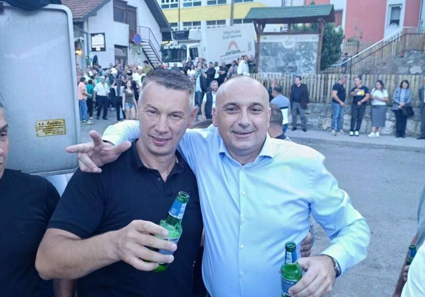 (VIDEO) Nešić i Banjac u Čajniču: Darko Banjac zaigrao kolo na velikom narodnom zboru