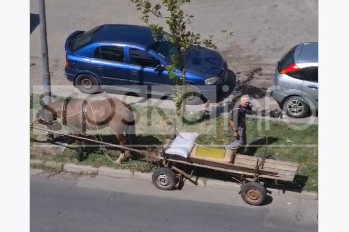 (VIDEO, FOTO) Šok i nevjerica u najvećem banjalučkom naselju Starčevici: Niko nije mogao da vjeruje šta je čovjek parkirao uz banderu