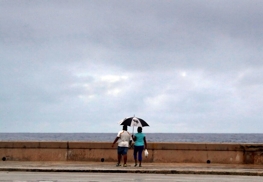 (VIDEO, FOTO) Stravična oluja udara ovaj dio Evrope: Popaljeni meteoalarmi, nevrijeme kosi sve pred sobom, letovi otkazani