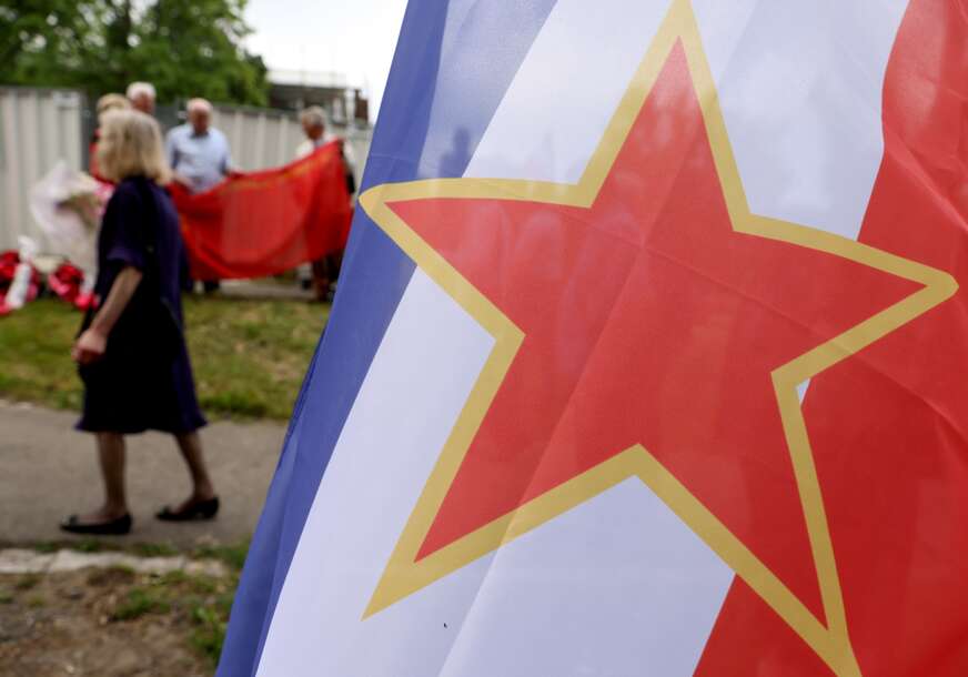 (FOTO) Simbol otmjenosti i gostoprimstva: Ovaj predmet nalazio se U SVAKOJ KUĆI U JUGOSLAVIJI, a danas ga se malo ko i sjeća