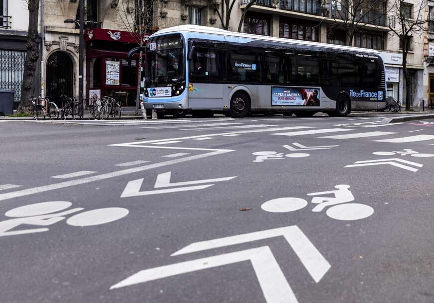 Ustala sa sjedišta i potrčala ka vozaču: Žena pokušala OTETI AUTOBUS uzvikujući "Alahu akbar"