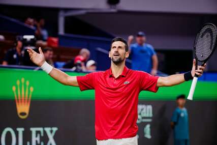 (VIDEO) Veliki Zvezdin navijač: Novak Đoković bodri crveno-bijele protiv Žalgirisa