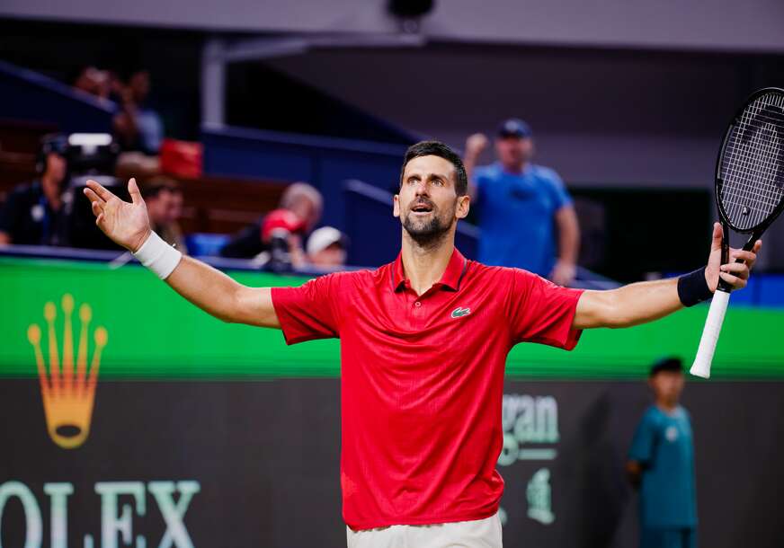 (VIDEO) Veliki Zvezdin navijač: Novak Đoković bodri crveno-bijele protiv Žalgirisa