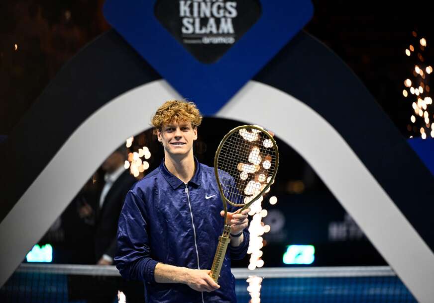 (VIDEO) Arapi bili široke ruke: Siner dobio reket od čistog zlata vrijedan 250.000 evra