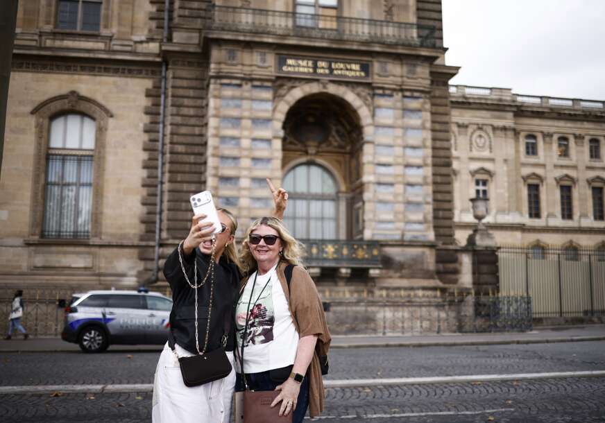 (FOTO) "Znali su šta rade" Nova atrakcija u Luvru, turisti gledaju samo u PROZOR kroz koji su UŠLI LOPOVI