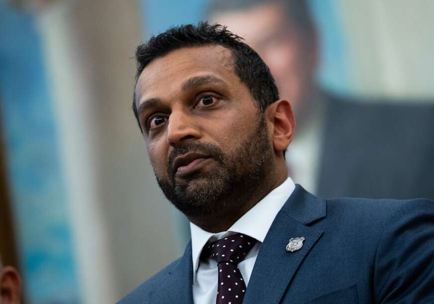 SVE MOŽE KAD SI DJEVOJKA DIREKTORA FBI Patel poslao agente da voze njene pijane prijateljice kući