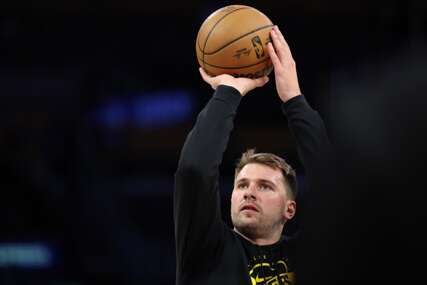 (VIDEO) Komentatora doveo u trans: Luka Dončić sjajnim potezom ponizio legendarnog NBA igrača