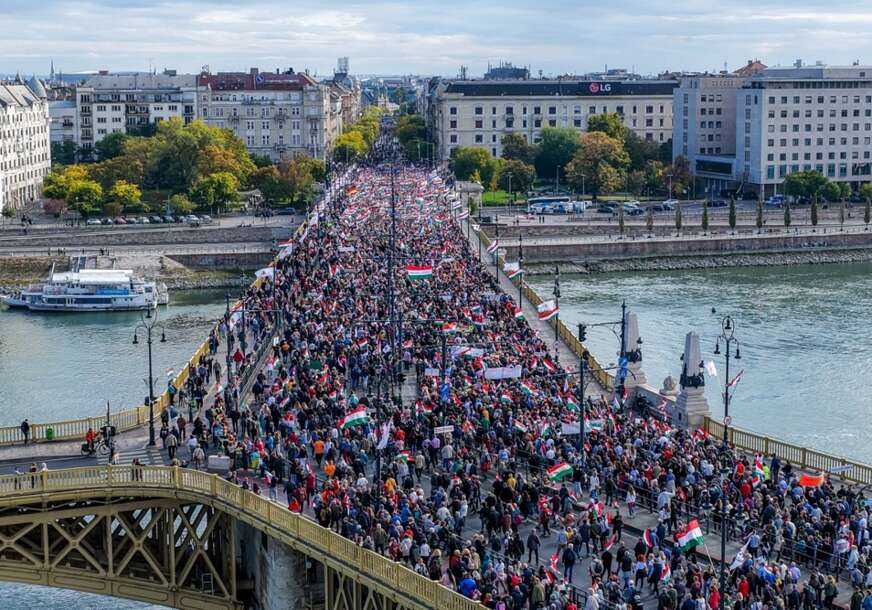 (FOTO, VIDEO) "Probudite se, izbacite BRISELSKU INFUZIJU" Budimpešta na nogama, desetine hiljada ljudi na ulicama, poručili da NEĆE GINUTI ZA UKRAJINU