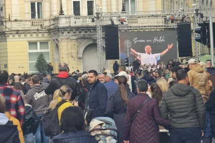 (FOTO) Ispred Vječne vatre odjekuju jecaji i pjesme: Hiljade ljudi SE OPRAŠTA od Halida Bešlića