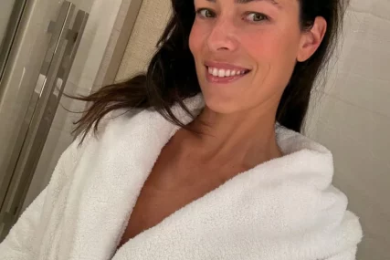 (FOTO) Provocira fotografijama: Ana Ivanović bez trunke šminke, a na sebi ima samo bademantil