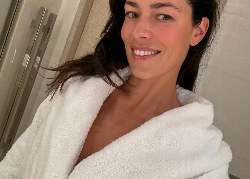 (FOTO) Provocira fotografijama: Ana Ivanović bez trunke šminke, a na sebi ima samo bademantil