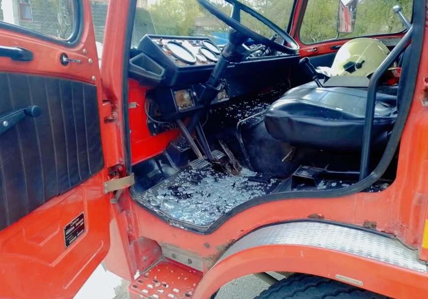 razbijeno staklo na vatrogasnim kolima