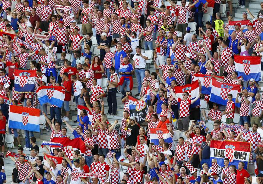 (VIDEO) "Oj, hrvatska mati, Srbe ćemo klati" Skandalozno skandiranje navijača Vatrenih u Pragu