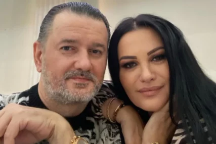Rijetko se sa njom pojavljuje u javnosti: Jana kćerku JAVNO PONIZILA, a ovo je njen moćni muž