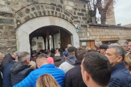 (VIDEO) Nakon molitve u džamiji krenuli ka vječnoj kući: Prijatelji i porodica ISPRAĆAJU HALIDA BEŠLIĆA na vječni počinak
