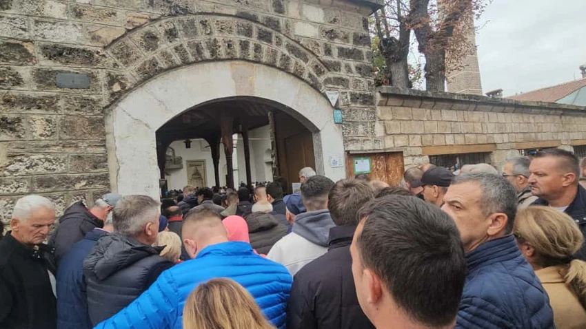 (VIDEO) Nakon molitve u džamiji krenuli ka vječnoj kući: Prijatelji i porodica ISPRAĆAJU HALIDA BEŠLIĆA na vječni počinak