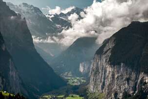 Bajkovita dolina i bučni vodopadi usred Alpa