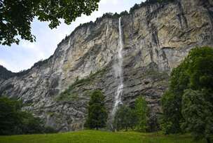 Bajkovita dolina i bučni vodopadi usred Alpa