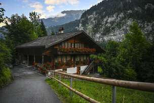 Bajkovita dolina i bučni vodopadi usred Alpa