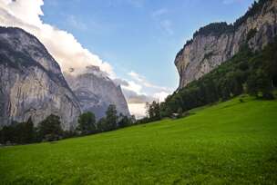 Bajkovita dolina i bučni vodopadi usred Alpa