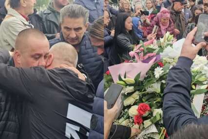 (FOTO) Slomljen od bola, grca u suzama: Sin Halida Bešlića KRAJ OČEVOG GROBA prima saučešće dok mu prilazi na HILJADE ljudi