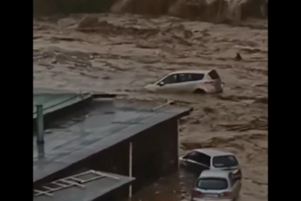 (VIDEO, FOTO) RASTE BROJ MRTVIH Bujice nose automobile, jezive scene iz popularnog balkanskog ljetovališta