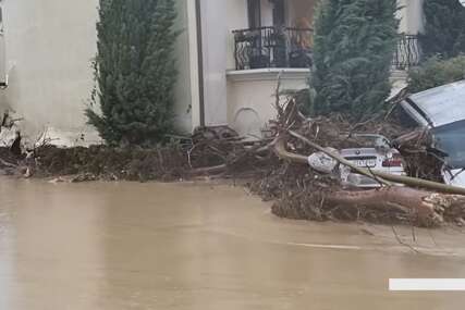 (VIDEO, FOTO) Proglašeno VANREDNO STANJE: Jako nevrijeme u Bugarskoj ODNIJELO 3 ŽIVOTA, voda preplavila ulice, bujice nose automobile