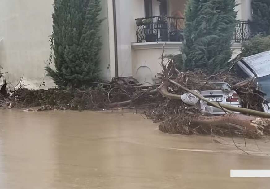 (VIDEO, FOTO) Proglašeno VANREDNO STANJE: Jako nevrijeme u Bugarskoj ODNIJELO 3 ŽIVOTA, voda preplavila ulice, bujice nose automobile
