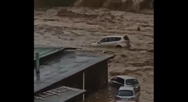 (VIDEO, FOTO) RASTE BROJ MRTVIH Bujice nose automobile, jezive scene iz popularnog balkanskog ljetovališta