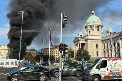(FOTO) OGROMAN POŽAR U KAMPU ISPRED SKUPŠTINE Gori šator, dim kulja, ima i povrijeđenih