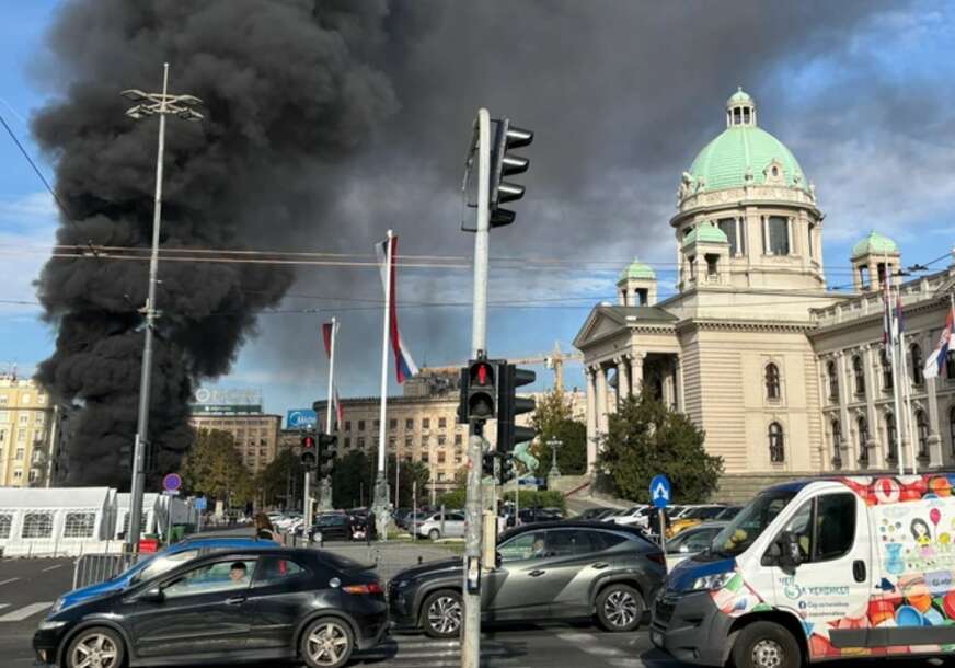 (FOTO) OGROMAN POŽAR U KAMPU ISPRED SKUPŠTINE Gori šator, dim kulja, ima i povrijeđenih