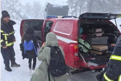 (FOTO) Drama u snijegu, reagovali spasioci: Dva ŠKOLSKA AUTOBUSA puna djece ZAVEJANA na Divčibarama