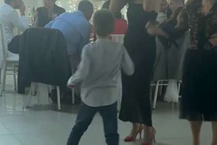 (VIDEO) Dječak ukrao šou na svadbi: Izašao na podijum i zaplesao, svojim pokretima izazvao opšte oduševljenje