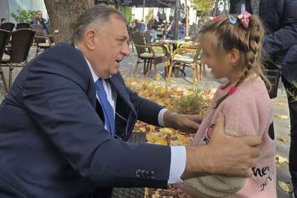 (FOTO) Bez protokola i pratnje: Dodik PROŠETAO centrom Banjaluke, a ovo ga je najviše ganulo