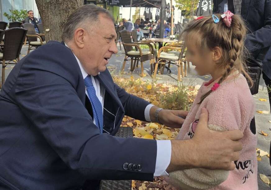 (FOTO) Bez protokola i pratnje: Dodik PROŠETAO centrom Banjaluke, a ovo ga je najviše ganulo