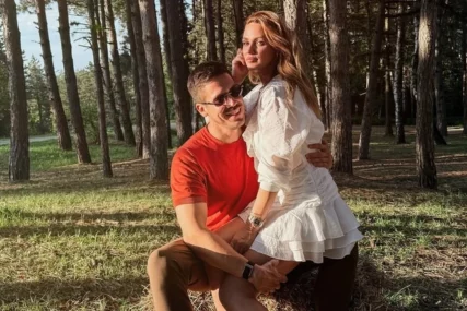 (FOTO) Razmjenjuju nježnosti u šumi: Nikola Rokvić uhvatio Bojanu ZA BUTINU, a ona mu u miniću sjedi u krilu