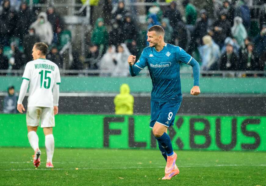Edin Džeko slavi gol protiv Rapida