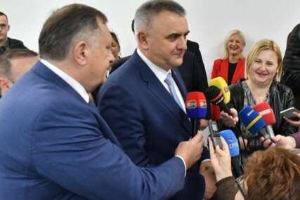 (FOTO) NEOČEKIVANA SCENA Milorad Dodik za "BN" uzeo izjavu od Save Minića