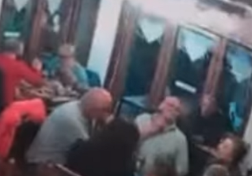 (VIDEO) "Sve se desilo u trenutku nepažnje" Lopov u kafiću gostu ukrao torbicu sa 3.000 KM